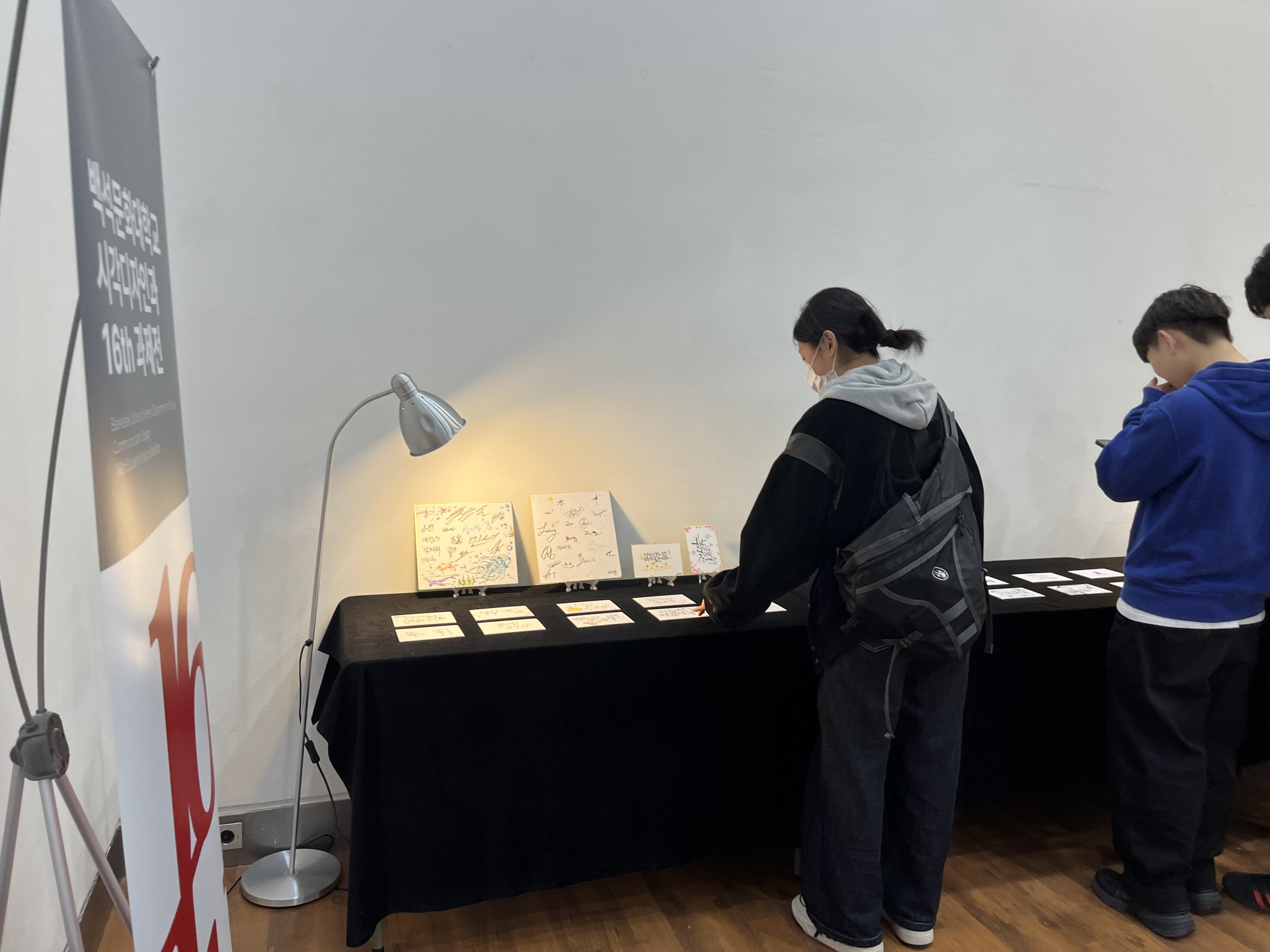 [시각디자인] 2025년 시각디자인 과제전 준비 현장 4번째 첨부파일 이미지